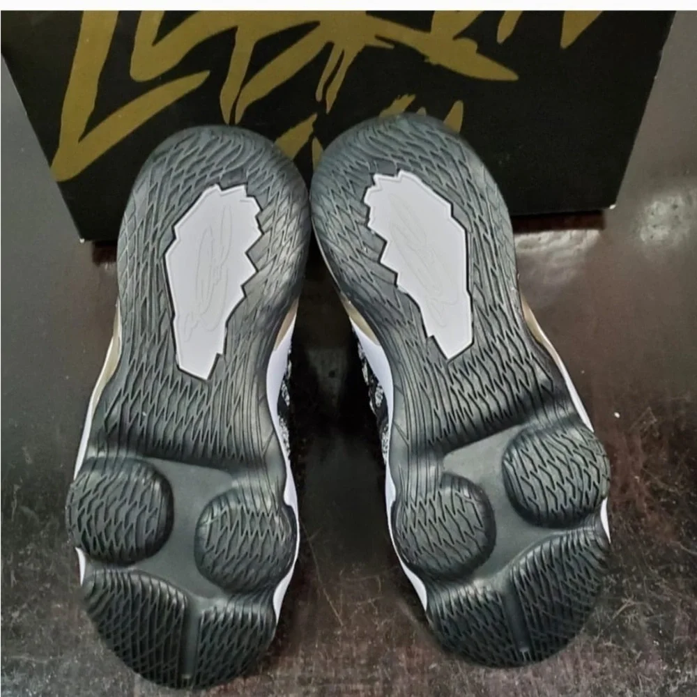 Nike LeBron 17 sz 5.5y black